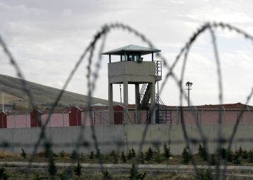 Turquia vai libertar 38.000 presos comuns para dar espaço aos detidos após o golpe Turquia vai libertar 38.000 presos comuns para dar espaço aos detidos após o golpe