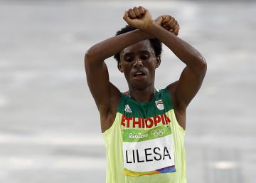 Un etíope critica la represión en su país al ganar la plata en el maratón