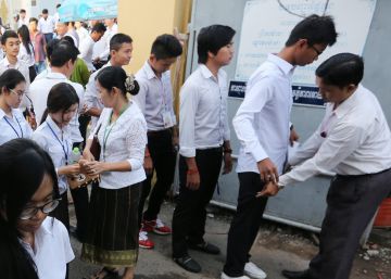 Camboya despliega más de 1.500 policías para que los estudiantes no copien Camboya despliega más de 1.500 policías para que los estudiantes no copien