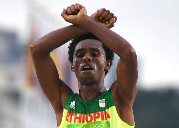 El medallista etíope que criticó a su país se niega a abandonar Brasil