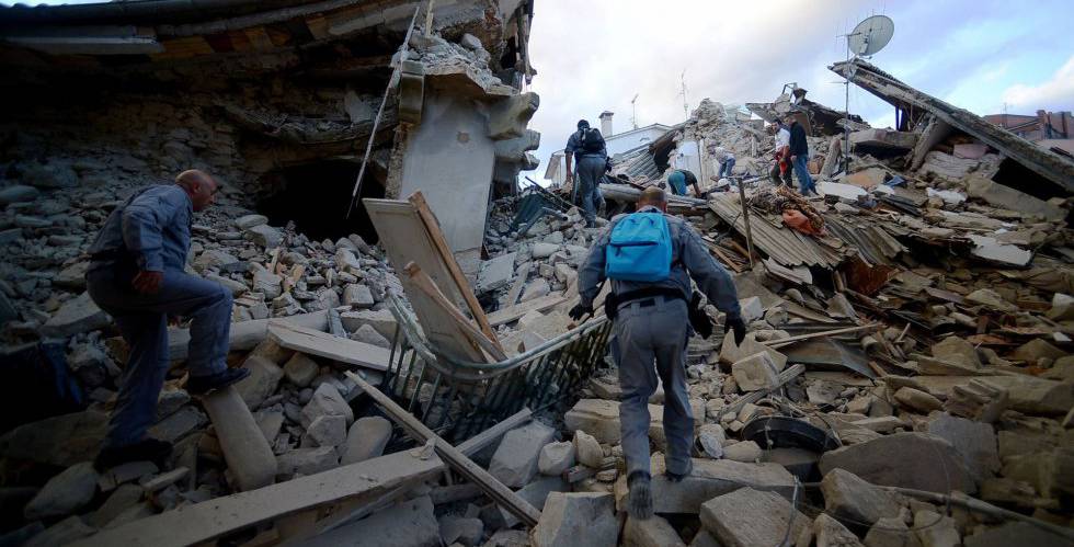 Servicios de emergencia buscar supervivientes entre los escombros.