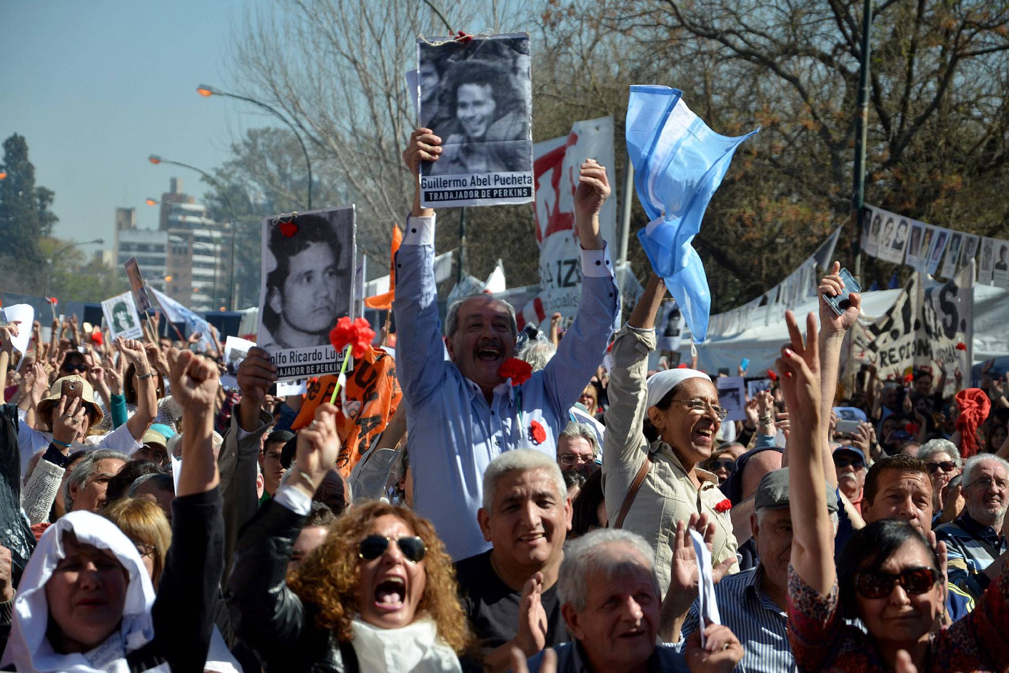 Una multitud recibe con vítores y aplausos las condenas fuera del juzgado. Una multitud recibe con vítores y aplausos las condenas fuera del juzgado.