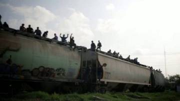 Varios migrantes viajan a bordo de La Bestia.