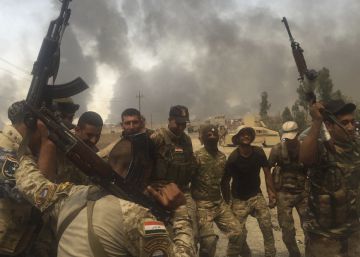 Fuerzas iraquíes celebran su victoria sobre Qayara.