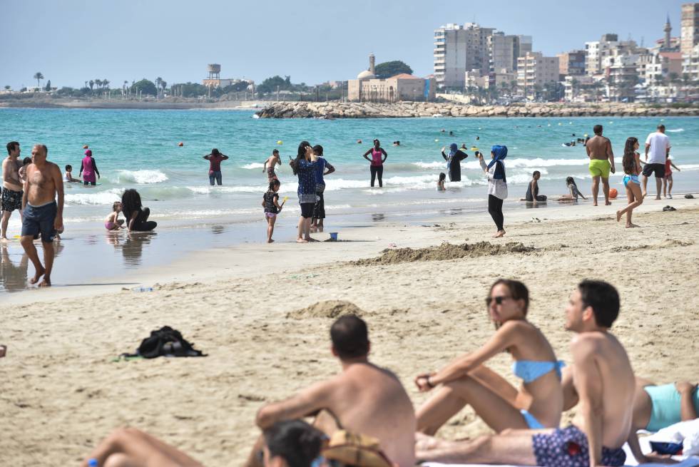 Bikinis y burkinis comparten playa en Líbano