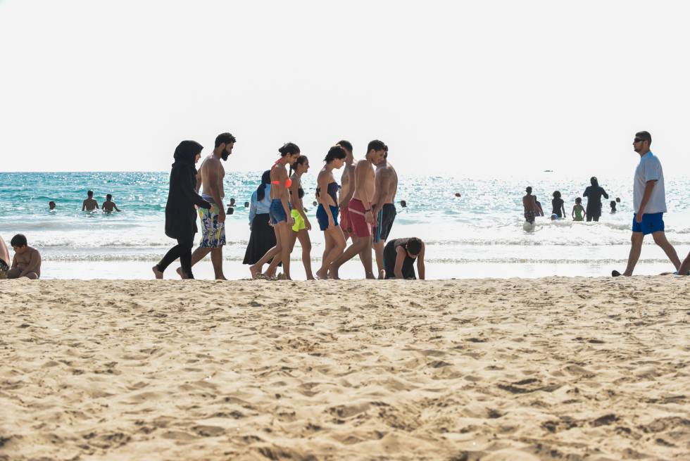 Un grupo de bañistas pasean por la playa pública de Tiro, a 100 kilómetros al sur de Beirut.