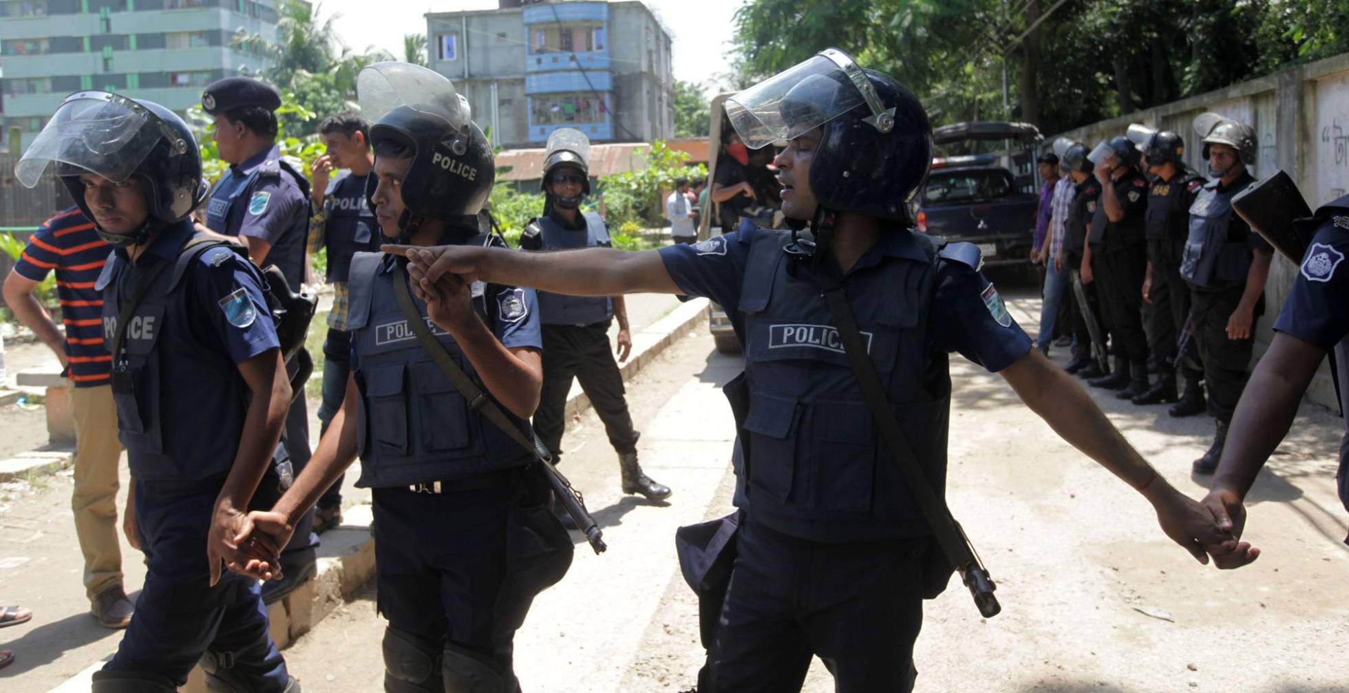 Policías tras la operación en la que murió el cerebro del atentado de Dacca en julio. Policías tras la operación en la que murió el cerebro del atentado de Dacca en julio.