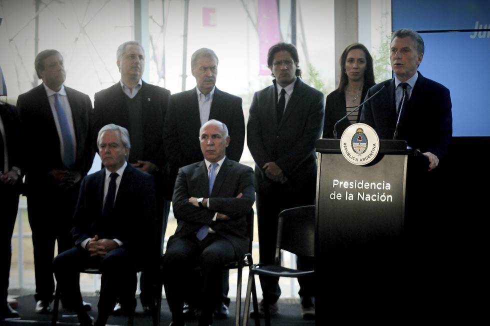 Macri anuncia el plan "Argentina sin narcotráfico" junto a gobernadores, ministros y el presidente de la Corte, Ricardo Lorenzetti (sentado en el centro).