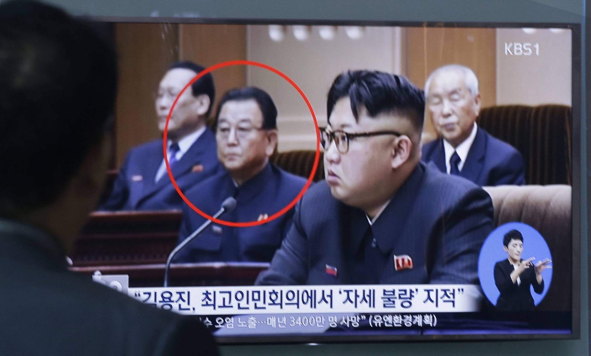 Un hombre mira en televisión a Kim Yong Jin (izq) y al líder norcoreano Kim Jong Un (dcha.), este miércoles en Corea del Sur. Un hombre mira en televisión a Kim Yong Jin (izq) y al líder norcoreano Kim Jong Un (dcha.), este miércoles en Corea del Sur.