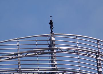 El ‘spiderman francés’ escala una torre para apoyar a una víctima de violencia El ‘spiderman francés’ escala una torre para apoyar a una víctima de violencia