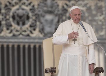 El papa Francisco se dirige a los fieles en la Plaza de San Pedro en el Vaticano, este miércoles.