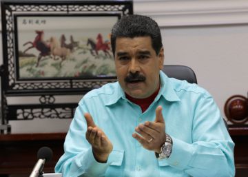 Venezuela expulsa a un reportero y deniega la entrada a otros cuatro medios Venezuela expulsa a un reportero y deniega la entrada a otros cuatro medios