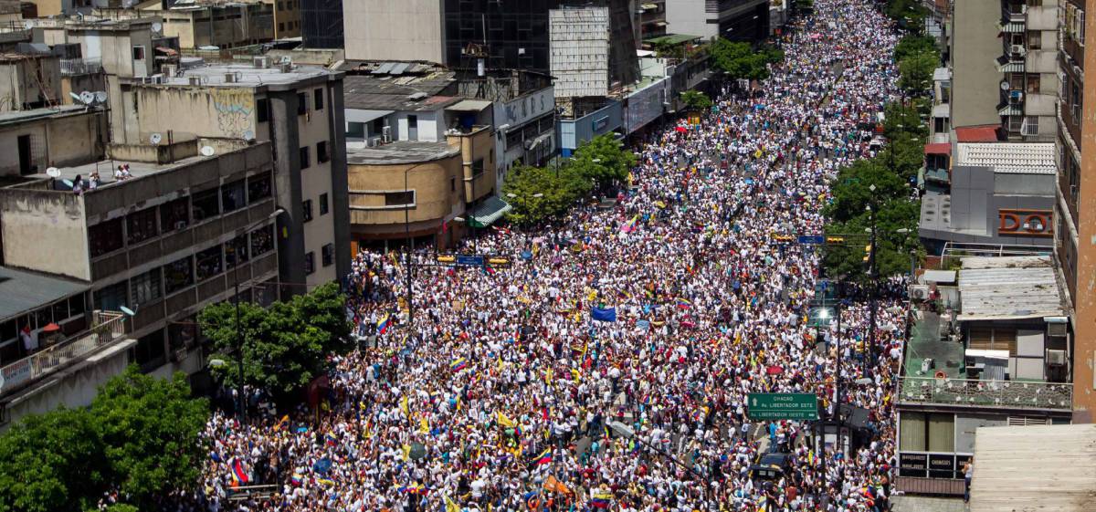 Miles de personas participan este jueves en la marcha opositora en Caracas.