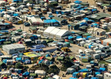 París promete desmantelar el campo de refugiados de Calais, desbordado tras el verano París promete desmantelar el campo de refugiados de Calais, desbordado tras el verano