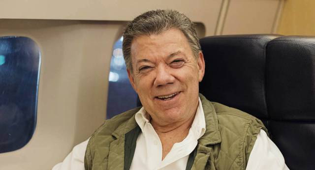 Juan Manuel Santos, en el avión presidencial, tras la entrevista. Juan Manuel Santos, en el avión presidencial, tras la entrevista.