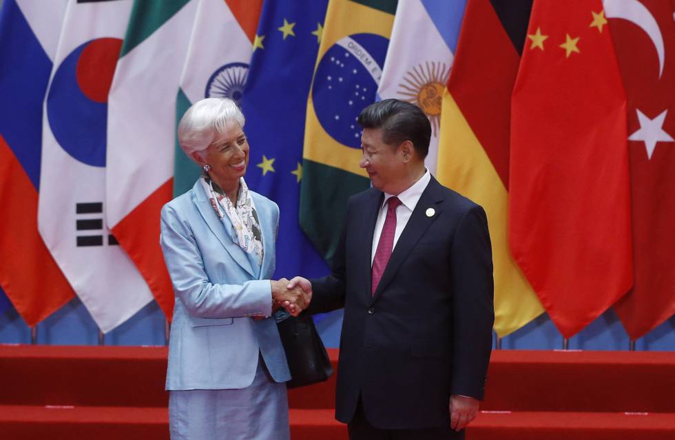 Lagarde, directora gerente del FMI, con el presidente Xi este lunes. 