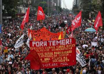 Decenas de miles de personas protestan contra el nuevo Gobierno brasileño Decenas de miles de personas protestan contra el nuevo Gobierno brasileño