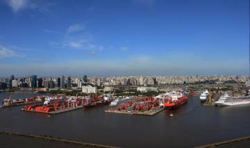 Panorámica de una de las dársenas del puerto de Buenos Aires.