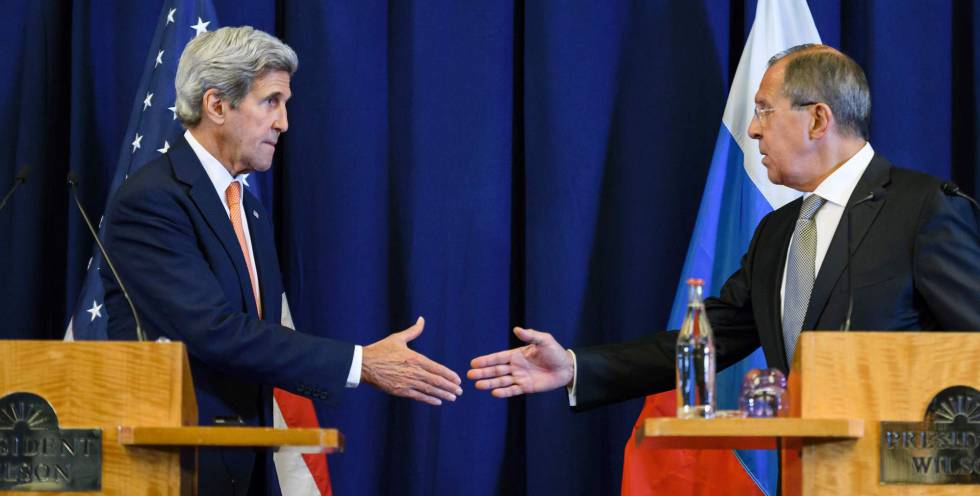 Kerry y Lavrov se dan la mano tras anunciar el acuerdo.