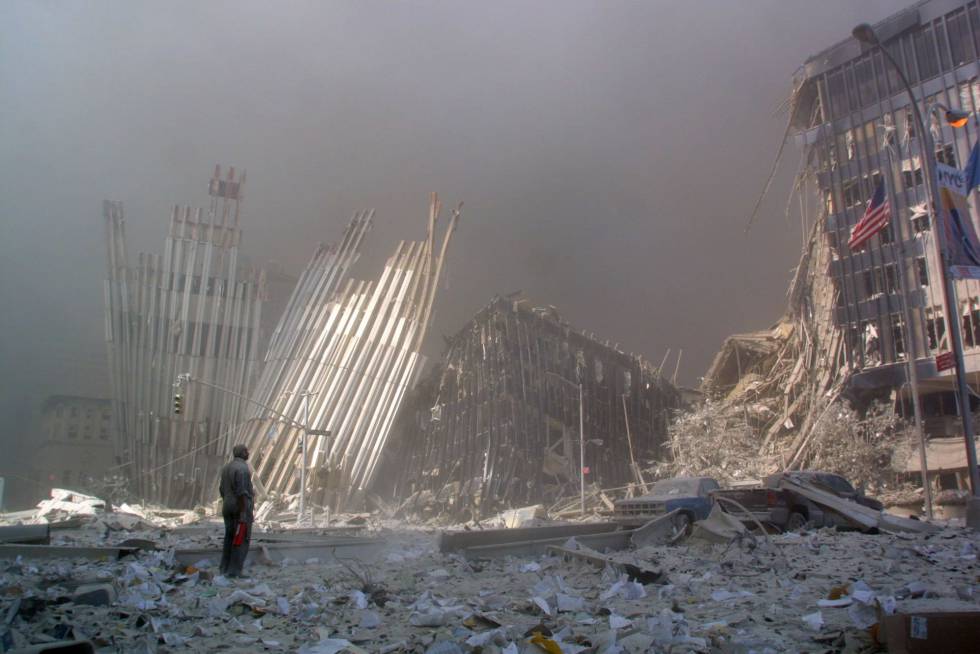 Un hombre, en los escombros del World Trade Center.