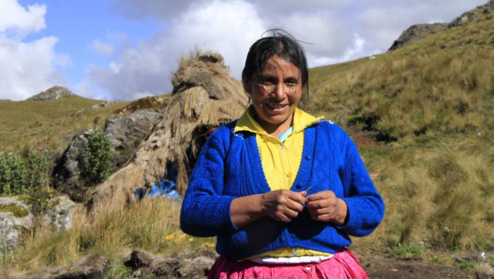 Máxima Acuña, ganadora del Premio Goldman, en la Laguna Azul