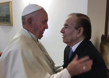 Francisco recibe por una hora al polémico expresidente Menem