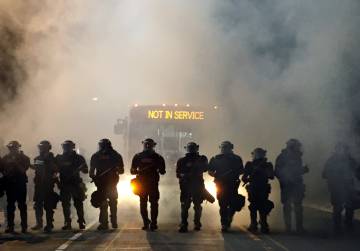 Policías antidisturbios bloquean el paso en Charlotte.