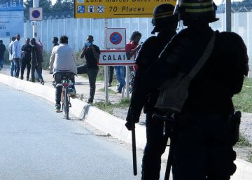 Refugiados y policías se enfrentan de nuevo en Calais Refugiados y policías se enfrentan de nuevo en Calais