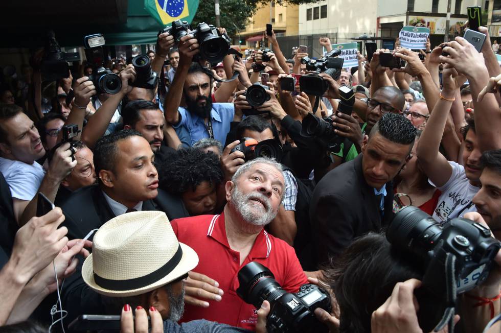 El expresidente brasileño Luiz Inácio Lula da Silva tras una rueda de prensa en la que se defiendió de las acusaciones de corrupción el pasado 15 de septiembre.