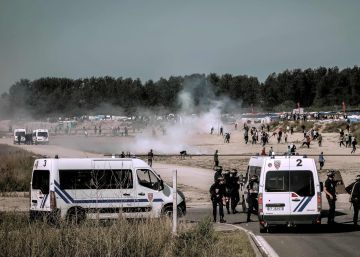 Policías belgas llevaron a 13 emigrantes hasta Francia para ayudarlos Policías belgas llevaron a 13 emigrantes hasta Francia para ayudarlos