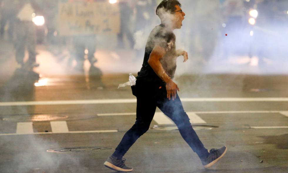 Un manifestant enmig de les protestes.