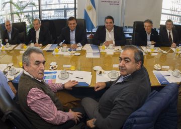 Los sindicatos argentinos amenazan a Macri con la primera huelga de su mandato Los sindicatos argentinos amenazan a Macri con la primera huelga de su mandato