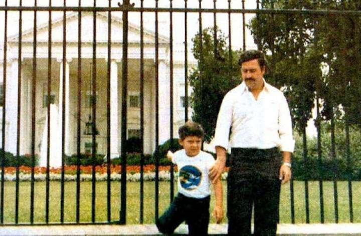 Pablo Escobar e seu filho Juan Pablo em frente a Casa Branca em Washington, em 1981. Pablo Escobar e seu filho Juan Pablo em frente a Casa Branca em Washington, em 1981.