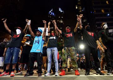 Charlotte protesta en calma tras la muerte de un manifestante Charlotte protesta en calma tras la muerte de un manifestante