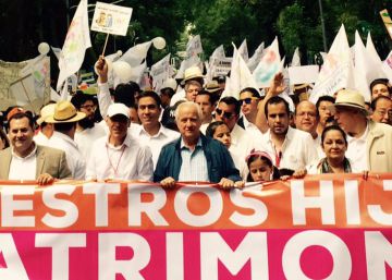 Multidão apoia marcha antigay da ultradireita no México