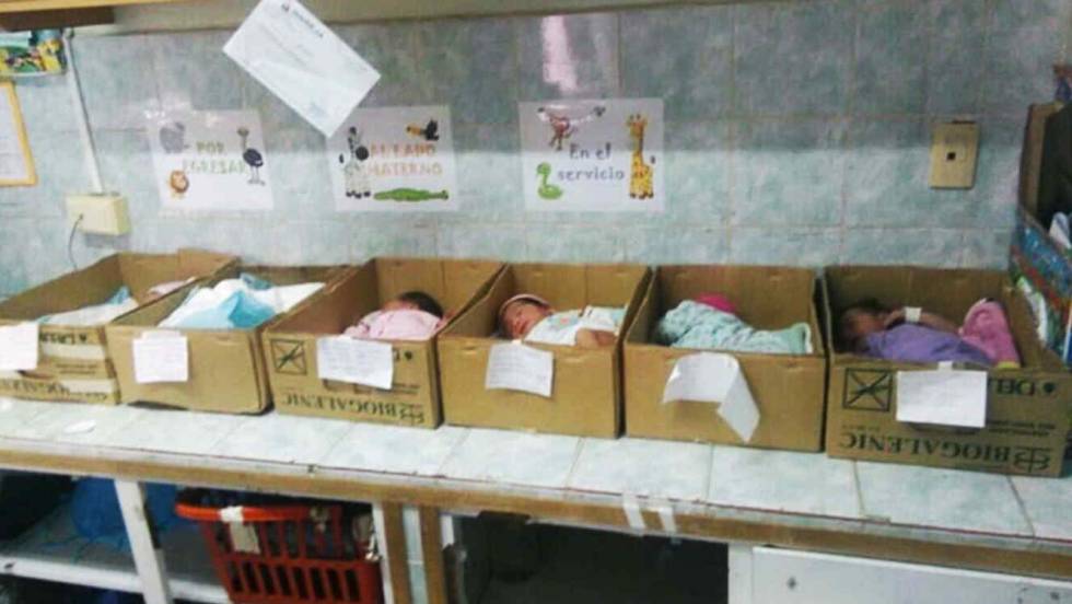 Os bebês em caixas de papelão na Venezuela