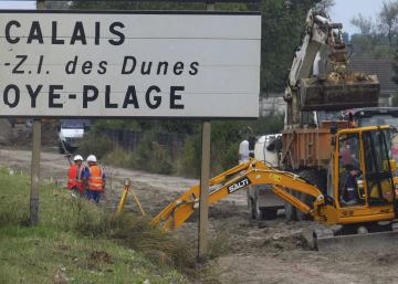 El reparto de los 9.000 migrantes de Calais enturbia la precampaña francesa El reparto de los 9.000 migrantes de Calais enturbia la precampaña francesa