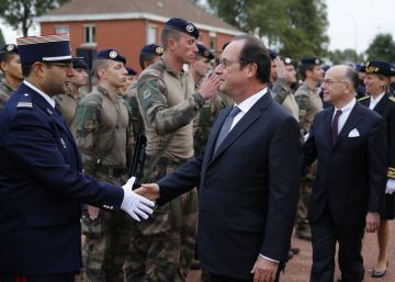 El reparto de los 9.000 migrantes de Calais enturbia la precampaña francesa El reparto de los 9.000 migrantes de Calais enturbia la precampaña francesa