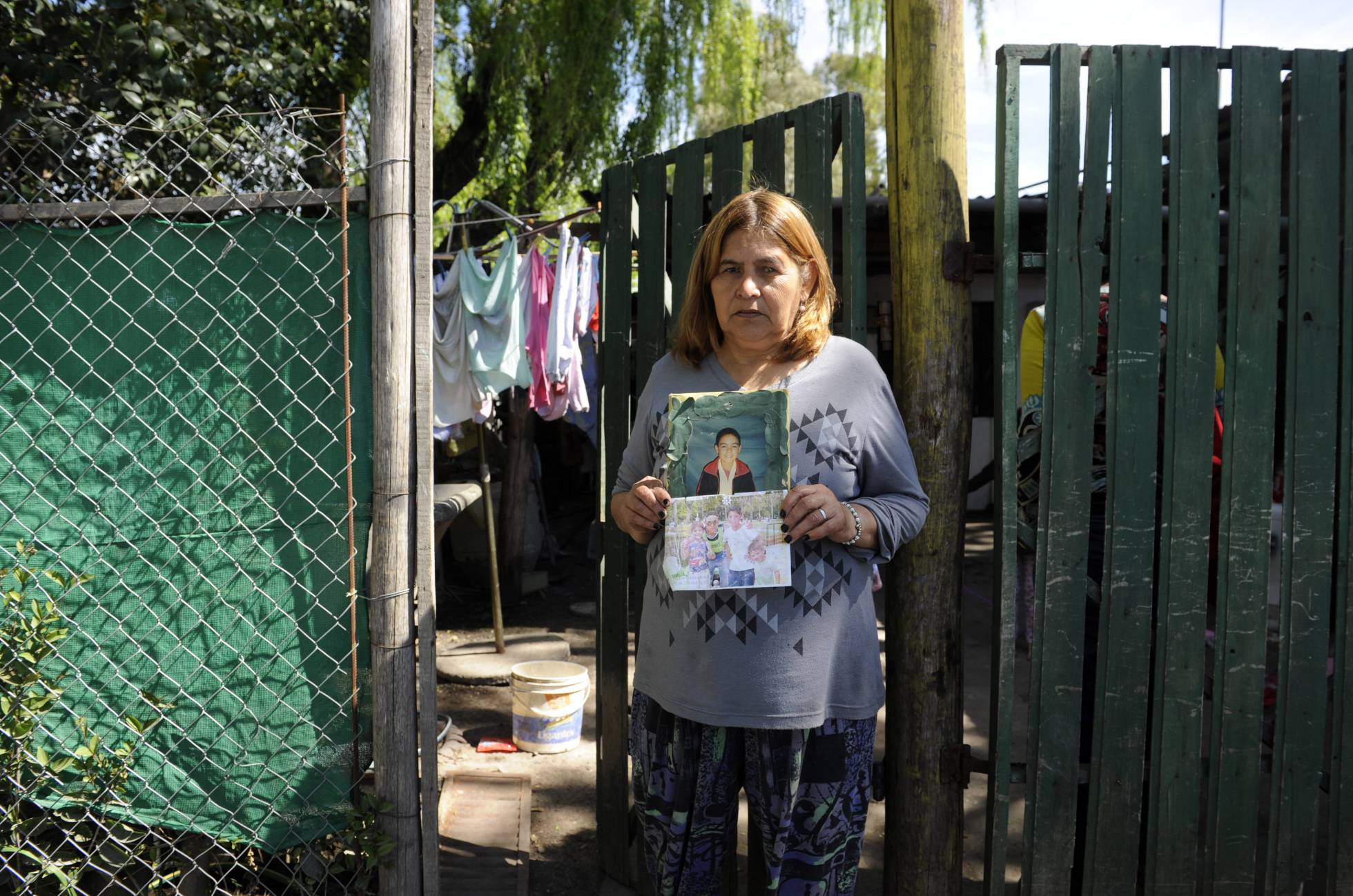 Celia posa junto a fotografías de su nieto Leandro. Celia posa junto a fotografías de su nieto Leandro.