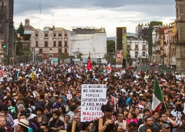 México vuelve a las calles por los 43 estudiantes de Ayotzinapa México vuelve a las calles por los 43 estudiantes de Ayotzinapa