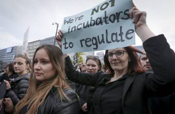 Mujeres en la manifestación contra la propuesta para castigar con cinco años de cárcel el aborto.