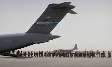 Tropas estadounidenses abandonan Afganistán desde la base de Bagram.