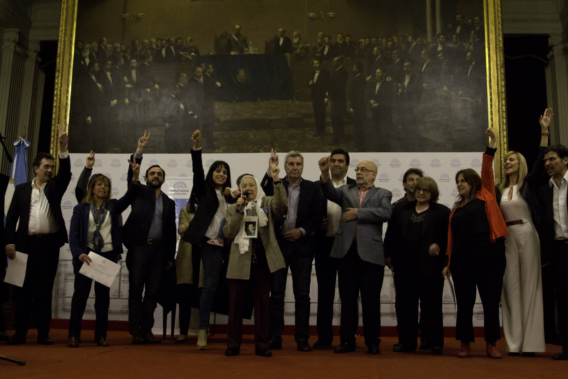 La madre de Plaza de Mayo Nora Cortiñas, junto a supervivientes de 'la noche de los lápices', actores y diputados en el Congreso argentino. La madre de Plaza de Mayo Nora Cortiñas, junto a supervivientes de 'la noche de los lápices', actores y diputados en el Congreso argentino.