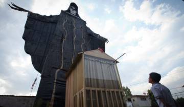 Representación gigante de la Santa Muerte en Tultitlán, Estado de México.
