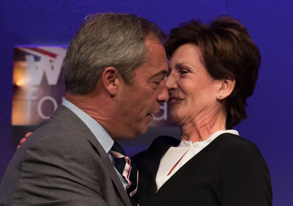 Diane James con su predecesor, Nigel Farage.