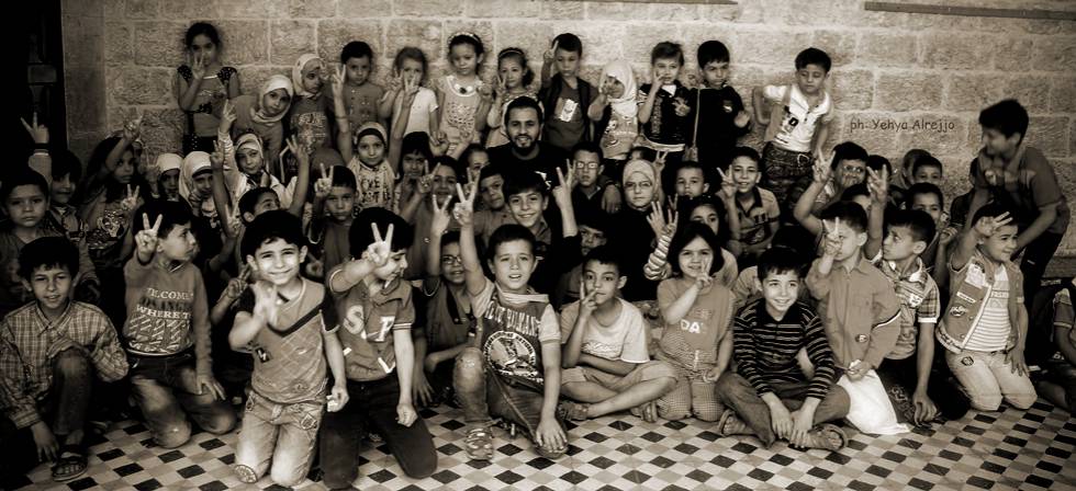 Hikmat Shaihan, de 26 años, posa, este año, junto a los niños del colegio que dirige en Alepo oriental. Hikmat Shaihan, de 26 años, posa, este año, junto a los niños del colegio que dirige en Alepo oriental.