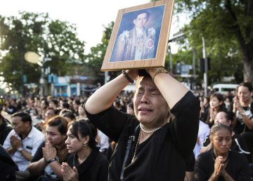 Cientos de miles de tailandeses de luto despiden al rey Bhumibol