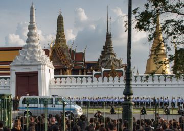 Las embajadas en Tailandia piden decoro a los turistas durante el luto