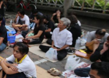 Tailandia contiene el aliento ante una incierta transición