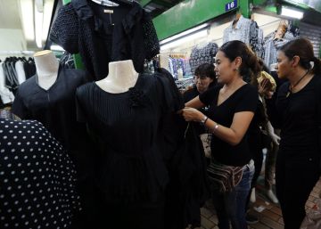 El luto por el rey agota la ropa negra en Tailandia